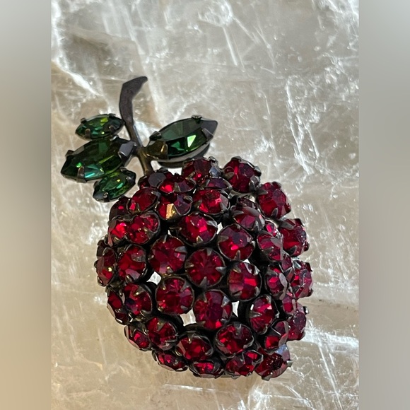 Rare Vintage Signed SCHREINER Cherry Brooch 🍒 50’s Rhinestone Brooch New York - Picture 3 of 8